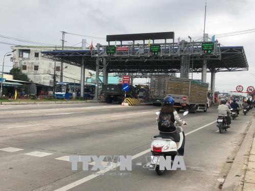 Ngày đầu lắp biển 'cấm dừng xe quá 5 phút', các trạm BOT thông thoáng ảnh 1